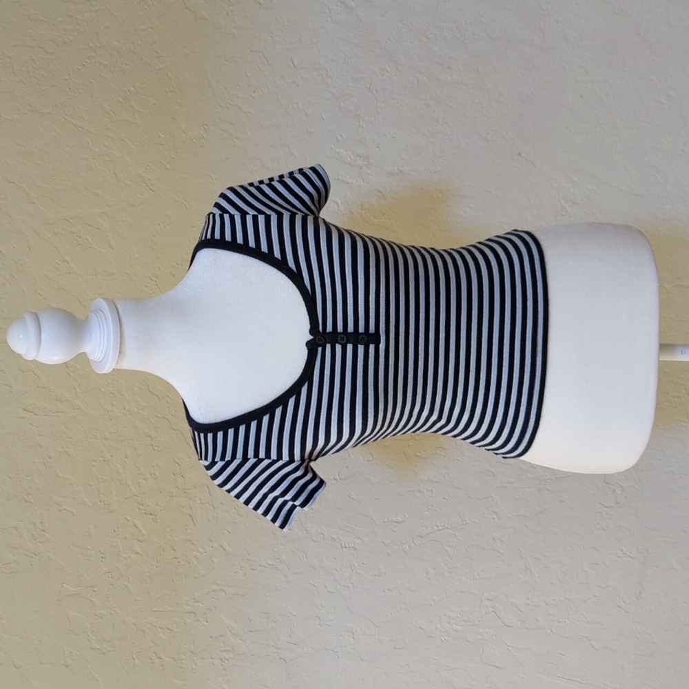3/$20🌟 Brandy Melville Navy and White Striped Button Baby Tee One Size